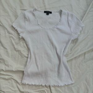 white fitted lettuce edge top